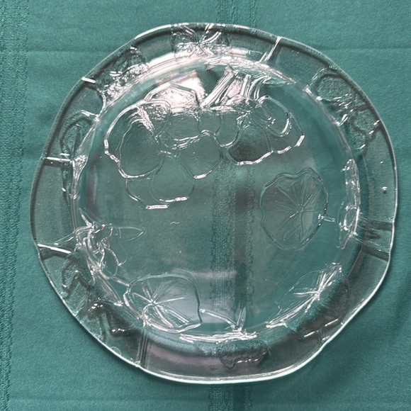 Large clear glass bowl with a minimal pattern of leaves. - Picture 6 of 9